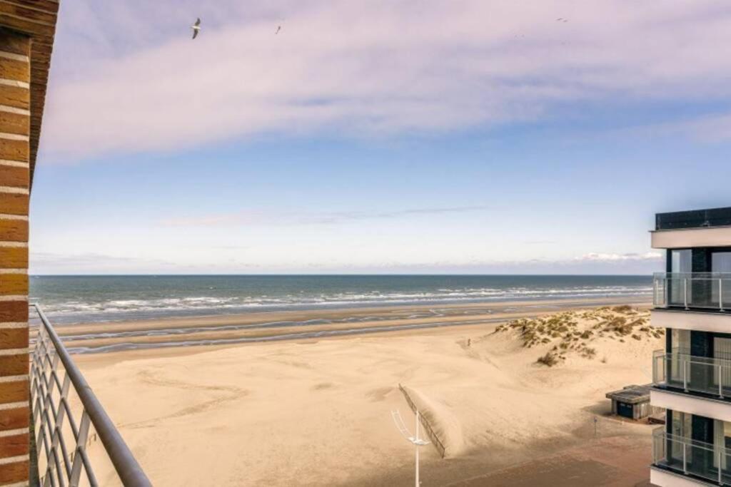 Appartment With Frontal Sea View With 3 Bedrooms Koksijde Bagian luar foto