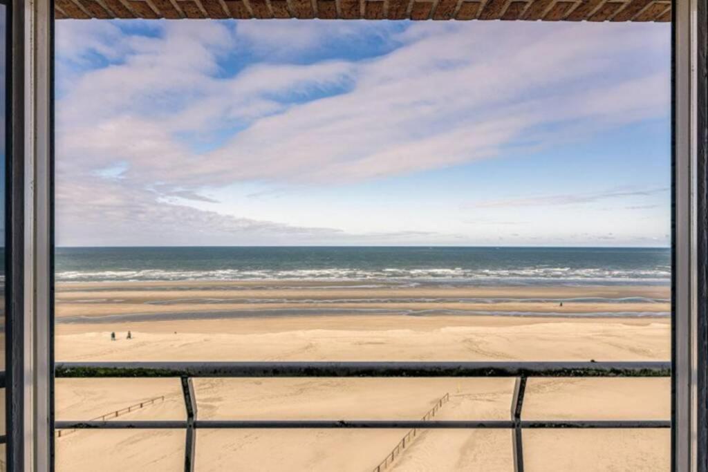 Appartment With Frontal Sea View With 3 Bedrooms Koksijde Bagian luar foto