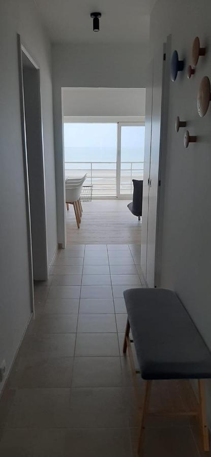 Appartment With Frontal Sea View With 3 Bedrooms Koksijde Bagian luar foto