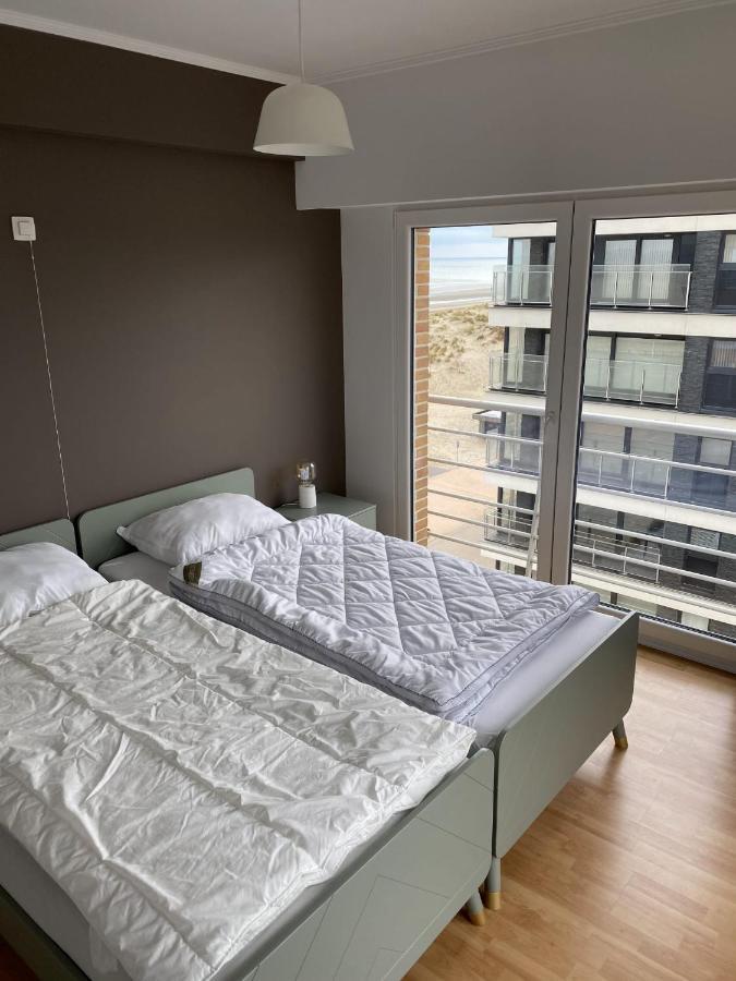 Appartment With Frontal Sea View With 3 Bedrooms Koksijde Bagian luar foto