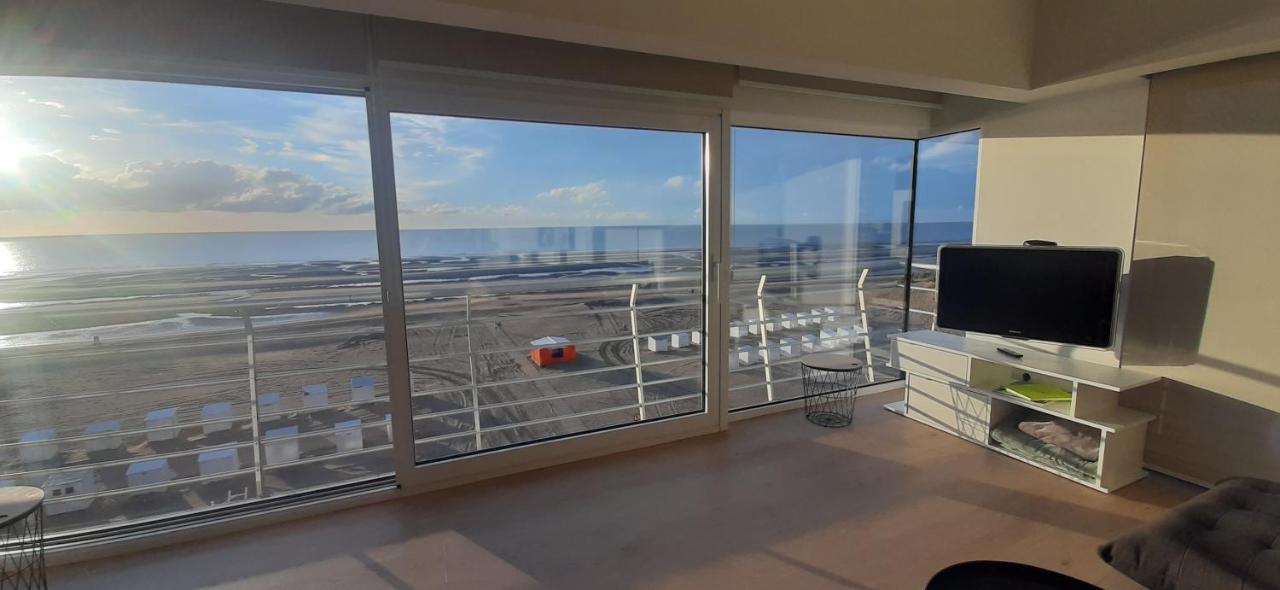 Appartment With Frontal Sea View With 3 Bedrooms Koksijde Bagian luar foto